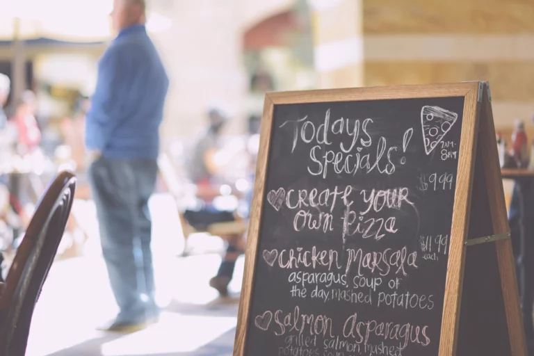 Ardoise menu devant un restaurant