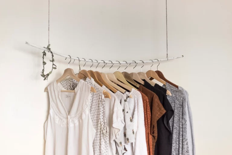 Portant de vêtements dans une boutique