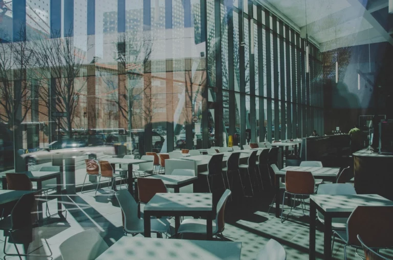 Intérieur de café avec grande vitrine