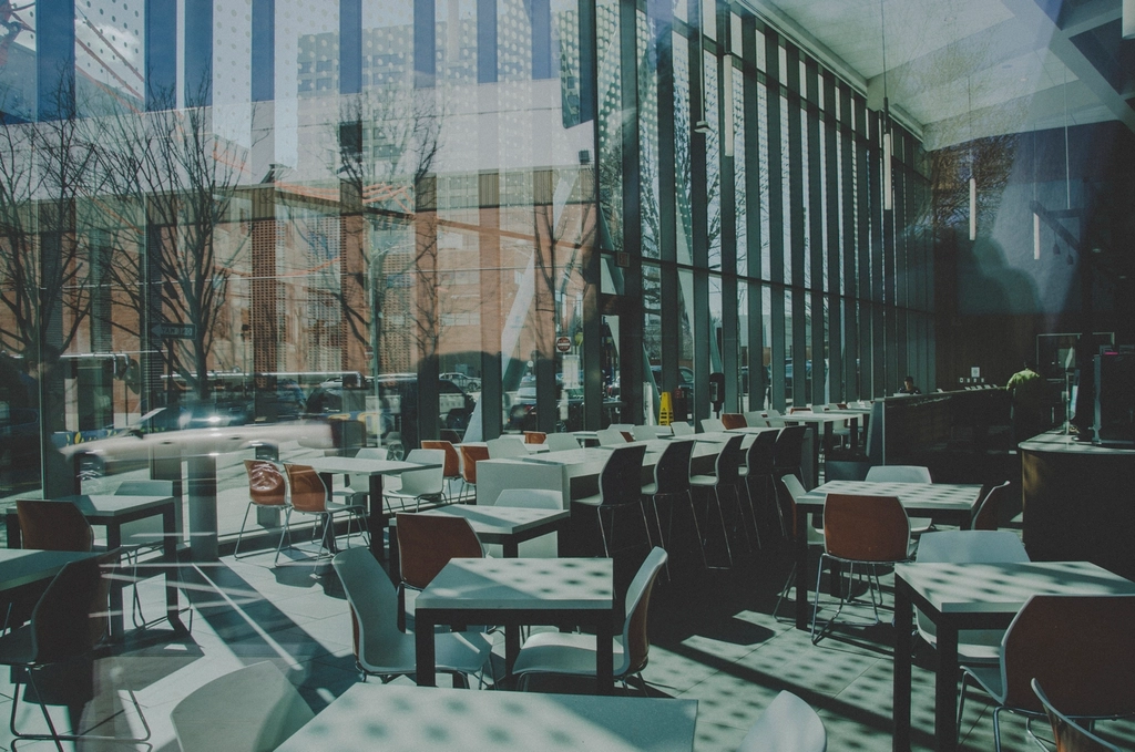 Intérieur de café avec grande vitrine