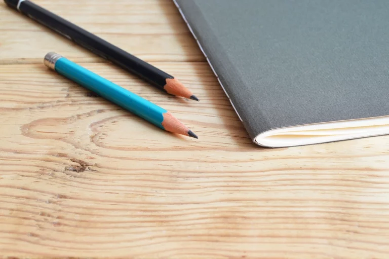 Carnet de croquis et crayons sur le bureau
