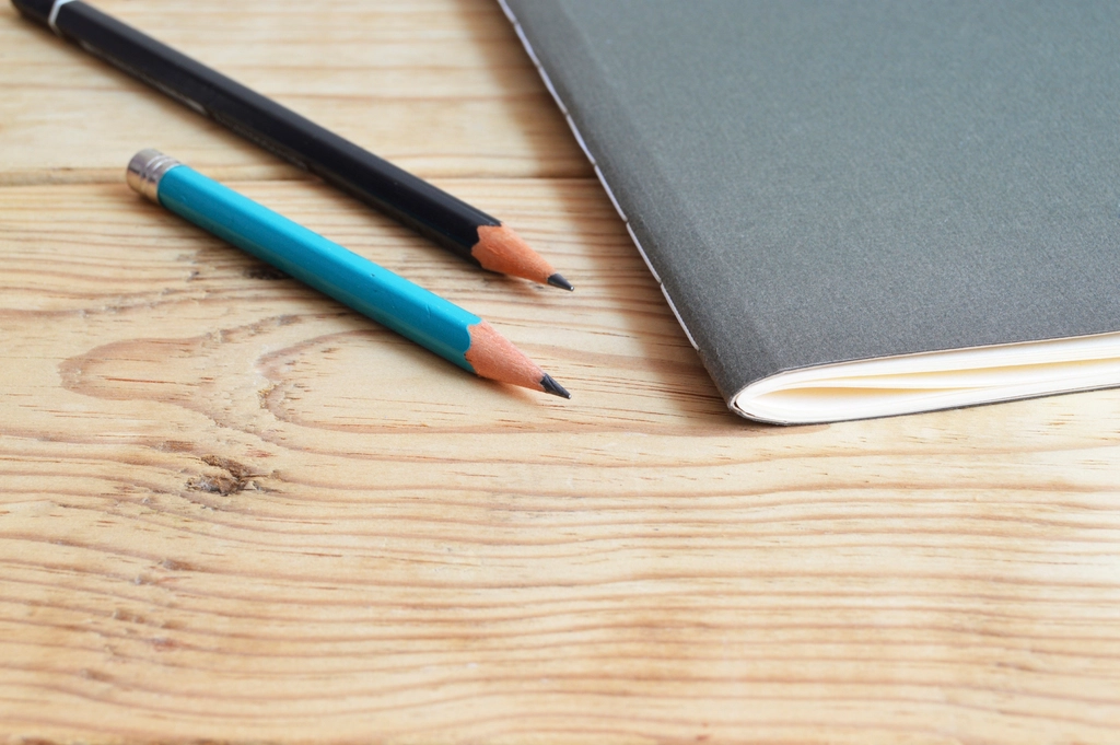 Carnet de croquis et crayons sur le bureau