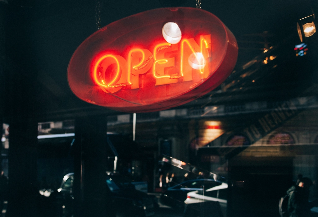 Enseigne ouvert sur une devanture